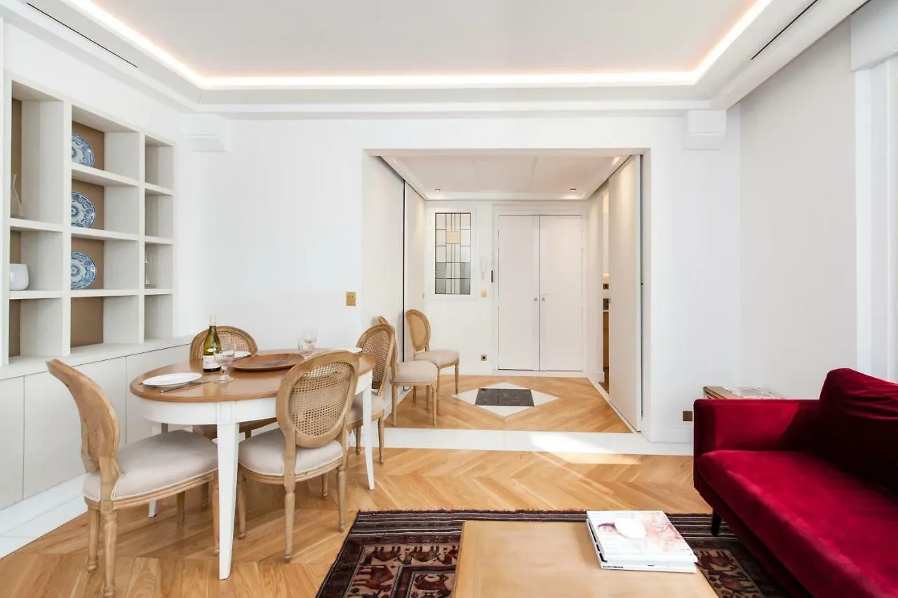 Luxury Montaigne 아파트